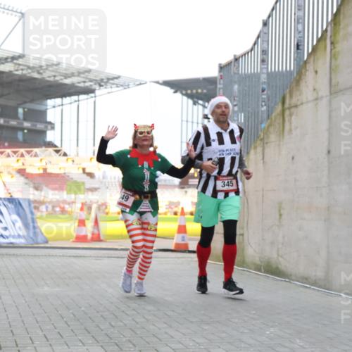 08.12.2024 - St. Pauli X-Mass-Run No. 14 H.Heesch http://msf.ph/oto/7500282 08.12.2024 10:03:10 Ziel 187, 1018, 1275, 2211, 2426, 2898, 3104, 3105, 345, 349, 613, 630 meine-sportfotos.de