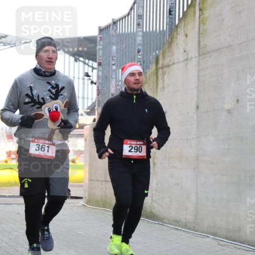 08.12.2024 - St. Pauli X-Mass-Run No. 14 H.Heesch http://msf.ph/oto/7500283 08.12.2024 10:10:13 Ziel 361, 513, 1227, 2210, 2951, 290, 361, 894, 1098, 1955, 1965 meine-sportfotos.de
