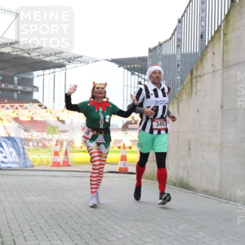 08.12.2024 - St. Pauli X-Mass-Run No. 14 H.Heesch http://msf.ph/oto/7500287 08.12.2024 10:03:10 Ziel 187, 1018, 1275, 2211, 2426, 2898, 3104, 3105, 345, 349, 613, 630 meine-sportfotos.de