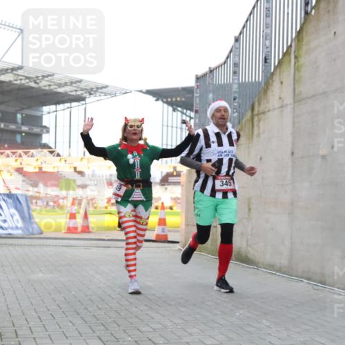 08.12.2024 - St. Pauli X-Mass-Run No. 14 H.Heesch http://msf.ph/oto/7500302 08.12.2024 10:03:10 Ziel 187, 1018, 1275, 2211, 2426, 2898, 3104, 3105, 345, 349, 613, 630 meine-sportfotos.de