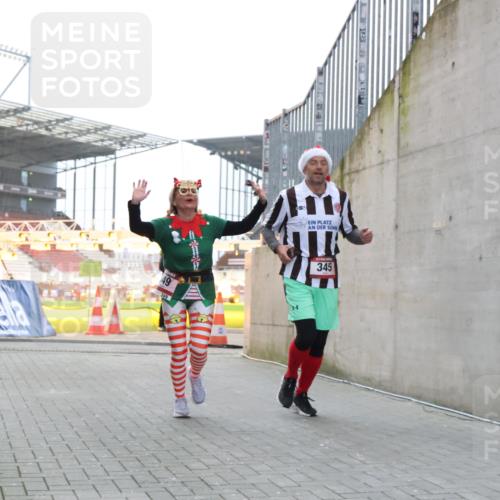 08.12.2024 - St. Pauli X-Mass-Run No. 14 H.Heesch http://msf.ph/oto/7500315 08.12.2024 10:03:10 Ziel 187, 1018, 1275, 2211, 2426, 2898, 3104, 3105, 345, 349, 613, 630 meine-sportfotos.de