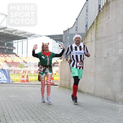 08.12.2024 - St. Pauli X-Mass-Run No. 14 H.Heesch http://msf.ph/oto/7500324 08.12.2024 10:03:10 Ziel 187, 1018, 1275, 2211, 2426, 2898, 3104, 3105, 345, 349, 613, 630 meine-sportfotos.de