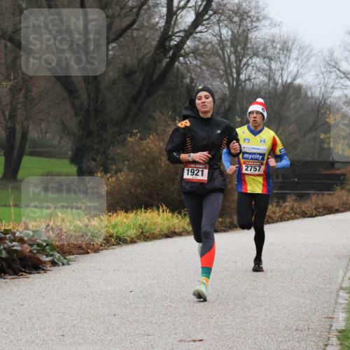 08.12.2024 - St. Pauli X-Mass-Run No. 14 Strokosch-Dieckow http://msf.ph/oto/7500804 08.12.2024 09:44:45 Laufen 1921, 2757, 2741 meine-sportfotos.de
