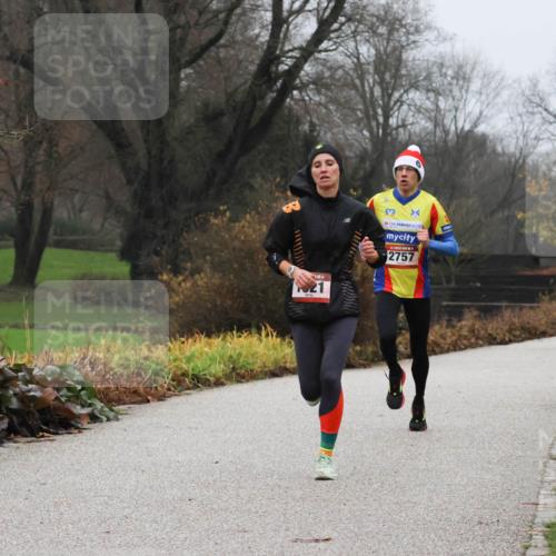 08.12.2024 - St. Pauli X-Mass-Run No. 14 Strokosch-Dieckow http://msf.ph/oto/7500807 08.12.2024 09:44:45 Laufen 2757, 2741 meine-sportfotos.de