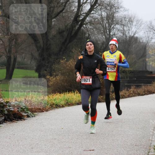08.12.2024 - St. Pauli X-Mass-Run No. 14 Strokosch-Dieckow http://msf.ph/oto/7500810 08.12.2024 09:44:45 Laufen 1921, 2757, 1972 meine-sportfotos.de