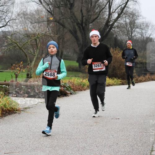 08.12.2024 - St. Pauli X-Mass-Run No. 14 Strokosch-Dieckow http://msf.ph/oto/7501136 08.12.2024 09:46:36 Laufen 2588, 3261, 3261, 1863 meine-sportfotos.de