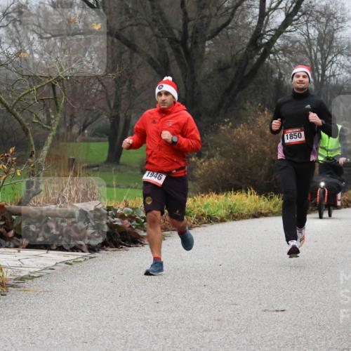 08.12.2024 - St. Pauli X-Mass-Run No. 14 Strokosch-Dieckow http://msf.ph/oto/7501181 08.12.2024 09:46:54 Laufen 1946, 1850, 2956 meine-sportfotos.de