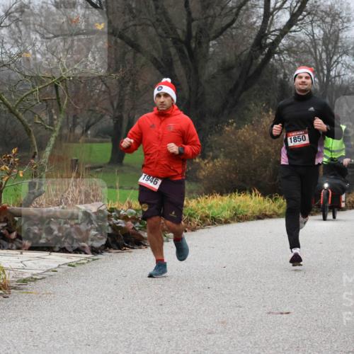 08.12.2024 - St. Pauli X-Mass-Run No. 14 Strokosch-Dieckow http://msf.ph/oto/7501184 08.12.2024 09:46:54 Laufen 1946, 1850, 2956 meine-sportfotos.de