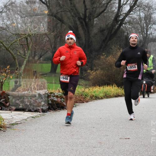 08.12.2024 - St. Pauli X-Mass-Run No. 14 Strokosch-Dieckow http://msf.ph/oto/7501188 08.12.2024 09:46:54 Laufen 1946, 1850, 2956 meine-sportfotos.de
