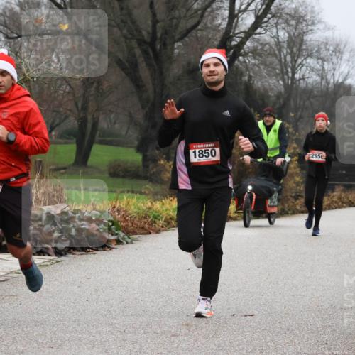 08.12.2024 - St. Pauli X-Mass-Run No. 14 Strokosch-Dieckow http://msf.ph/oto/7501191 08.12.2024 09:46:55 Laufen 1946, 14, 1850, 295 meine-sportfotos.de