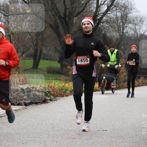 08.12.2024 - St. Pauli X-Mass-Run No. 14 Strokosch-Dieckow http://msf.ph/oto/7501192 08.12.2024 09:46:55 Laufen 1946, 14, 1850, 2956 meine-sportfotos.de