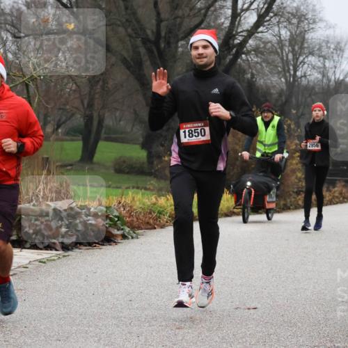 08.12.2024 - St. Pauli X-Mass-Run No. 14 Strokosch-Dieckow http://msf.ph/oto/7501196 08.12.2024 09:46:55 Laufen 1946, 14, 1850, 2956 meine-sportfotos.de