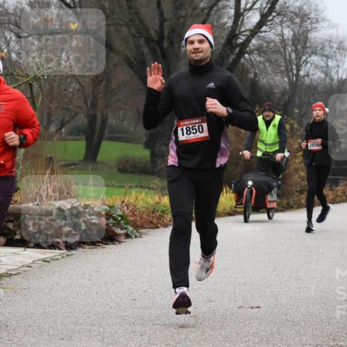 08.12.2024 - St. Pauli X-Mass-Run No. 14 Strokosch-Dieckow http://msf.ph/oto/7501198 08.12.2024 09:46:55 Laufen 1946, 14, 1850, 2956 meine-sportfotos.de