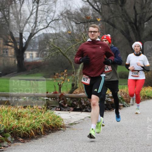 08.12.2024 - St. Pauli X-Mass-Run No. 14 Strokosch-Dieckow http://msf.ph/oto/7501217 08.12.2024 09:47:08 Laufen 907, 3300, 881 meine-sportfotos.de