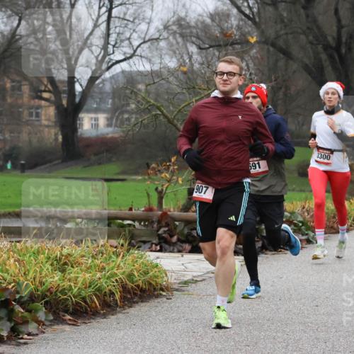 08.12.2024 - St. Pauli X-Mass-Run No. 14 Strokosch-Dieckow http://msf.ph/oto/7501222 08.12.2024 09:47:08 Laufen 907, 691, 3300, 881 meine-sportfotos.de