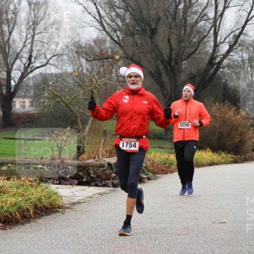 08.12.2024 - St. Pauli X-Mass-Run No. 14 Strokosch-Dieckow http://msf.ph/oto/7501304 08.12.2024 09:47:45 Laufen 1754, 3256 meine-sportfotos.de