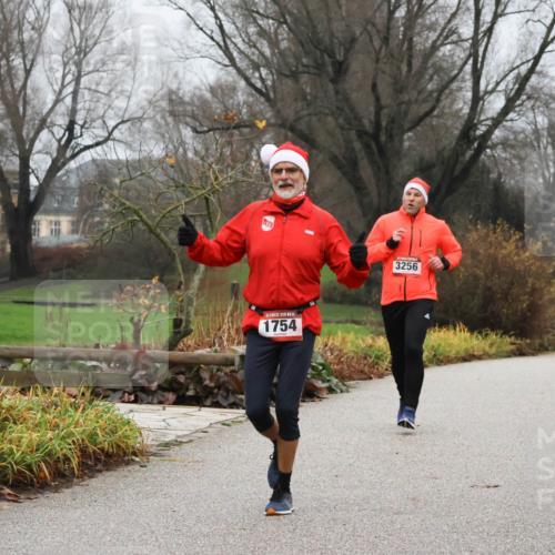 08.12.2024 - St. Pauli X-Mass-Run No. 14 Strokosch-Dieckow http://msf.ph/oto/7501307 08.12.2024 09:47:45 Laufen 3256, 1754 meine-sportfotos.de