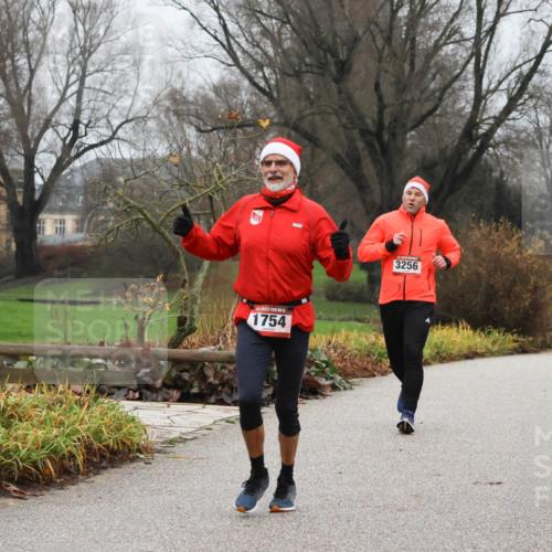 08.12.2024 - St. Pauli X-Mass-Run No. 14 Strokosch-Dieckow http://msf.ph/oto/7501310 08.12.2024 09:47:45 Laufen 3256, 1754 meine-sportfotos.de