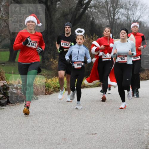 08.12.2024 - St. Pauli X-Mass-Run No. 14 Strokosch-Dieckow http://msf.ph/oto/7501370 08.12.2024 09:47:58 Laufen 3162, 1982, 755, 1291, 763, 3095, 1852 meine-sportfotos.de