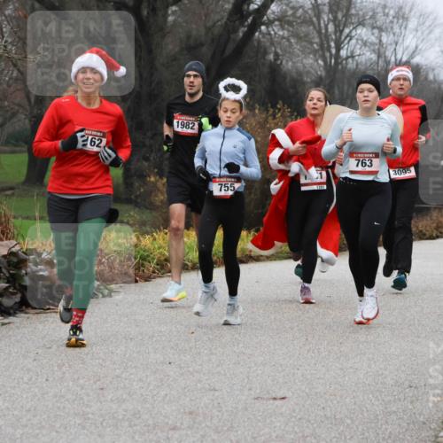 08.12.2024 - St. Pauli X-Mass-Run No. 14 Strokosch-Dieckow http://msf.ph/oto/7501372 08.12.2024 09:47:58 Laufen 62, 1982, 755, 1291, 763, 3095, 1852 meine-sportfotos.de