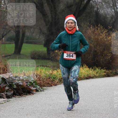 08.12.2024 - St. Pauli X-Mass-Run No. 14 Strokosch-Dieckow http://msf.ph/oto/7501431 08.12.2024 09:48:10 Laufen 14, 80, 14, 364 meine-sportfotos.de