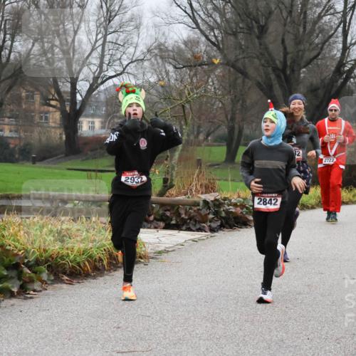 08.12.2024 - St. Pauli X-Mass-Run No. 14 Strokosch-Dieckow http://msf.ph/oto/7501518 08.12.2024 09:48:53 Laufen 2932, 2842, 32, 2722, 904 meine-sportfotos.de
