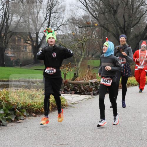 08.12.2024 - St. Pauli X-Mass-Run No. 14 Strokosch-Dieckow http://msf.ph/oto/7501529 08.12.2024 09:48:54 Laufen 2932, 2842, 532, 700, 2722, 904 meine-sportfotos.de