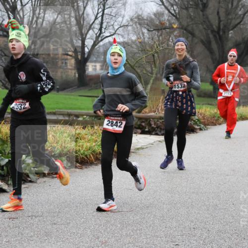 08.12.2024 - St. Pauli X-Mass-Run No. 14 Strokosch-Dieckow http://msf.ph/oto/7501533 08.12.2024 09:48:54 Laufen 2532, 14, 2842, 1532, 2722, 904 meine-sportfotos.de
