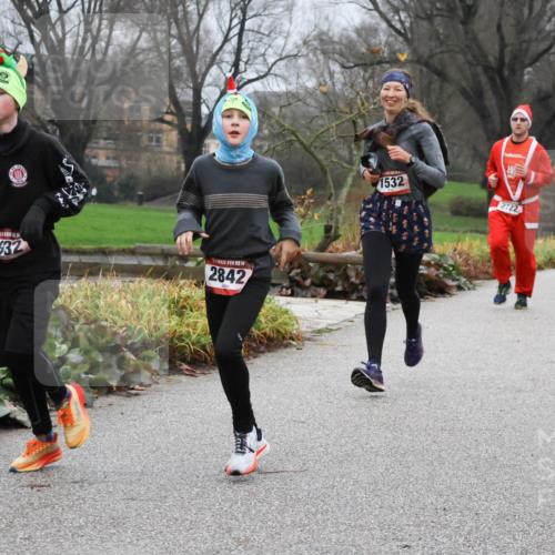 08.12.2024 - St. Pauli X-Mass-Run No. 14 Strokosch-Dieckow http://msf.ph/oto/7501537 08.12.2024 09:48:54 Laufen 2932, 14, 2842, 1532, 2722, 904 meine-sportfotos.de