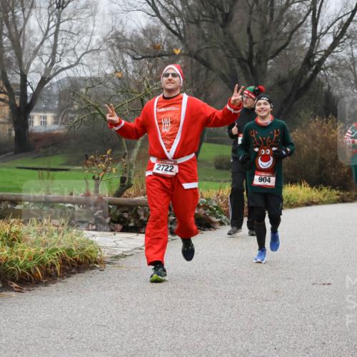 08.12.2024 - St. Pauli X-Mass-Run No. 14 Strokosch-Dieckow http://msf.ph/oto/7501554 08.12.2024 09:48:56 Laufen 2722, 904, 105, 5171 meine-sportfotos.de