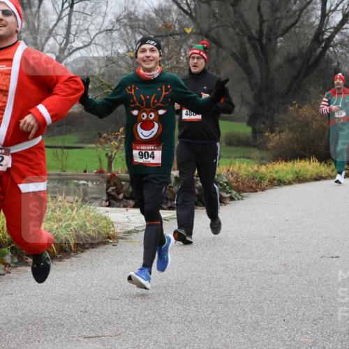 08.12.2024 - St. Pauli X-Mass-Run No. 14 Strokosch-Dieckow http://msf.ph/oto/7501573 08.12.2024 09:48:58 Laufen 14, 2722, 14, 904, 480, 105 meine-sportfotos.de