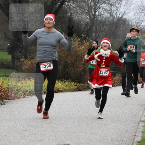 08.12.2024 - St. Pauli X-Mass-Run No. 14 Strokosch-Dieckow http://msf.ph/oto/7501652 08.12.2024 09:49:10 Laufen 1396, 111, 1397, 30, 789, 802, 2934 meine-sportfotos.de