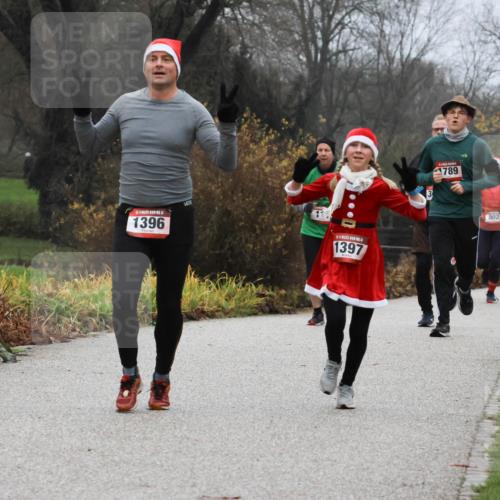 08.12.2024 - St. Pauli X-Mass-Run No. 14 Strokosch-Dieckow http://msf.ph/oto/7501655 08.12.2024 09:49:10 Laufen 1396, 1, 1397, 3, 789, 802, 934 meine-sportfotos.de