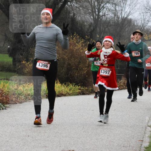 08.12.2024 - St. Pauli X-Mass-Run No. 14 Strokosch-Dieckow http://msf.ph/oto/7501658 08.12.2024 09:49:10 Laufen 1396, 111, 1397, 789, 802, 18, 2934 meine-sportfotos.de
