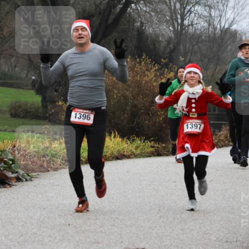 08.12.2024 - St. Pauli X-Mass-Run No. 14 Strokosch-Dieckow http://msf.ph/oto/7501667 08.12.2024 09:49:10 Laufen 1396, 1397, 802 meine-sportfotos.de