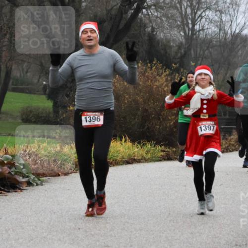 08.12.2024 - St. Pauli X-Mass-Run No. 14 Strokosch-Dieckow http://msf.ph/oto/7501669 08.12.2024 09:49:10 Laufen 1396, 1397, 802 meine-sportfotos.de