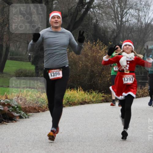 08.12.2024 - St. Pauli X-Mass-Run No. 14 Strokosch-Dieckow http://msf.ph/oto/7501675 08.12.2024 09:49:10 Laufen 1396, 11, 1397, 1789, 802 meine-sportfotos.de