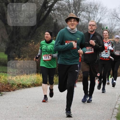 08.12.2024 - St. Pauli X-Mass-Run No. 14 Strokosch-Dieckow http://msf.ph/oto/7501692 08.12.2024 09:49:13 Laufen 111, 14, 3092, 2934, 832 meine-sportfotos.de