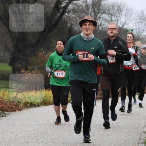 08.12.2024 - St. Pauli X-Mass-Run No. 14 Strokosch-Dieckow http://msf.ph/oto/7501698 08.12.2024 09:49:14 Laufen 111, 14, 89, 092, 186, 2934, 832 meine-sportfotos.de