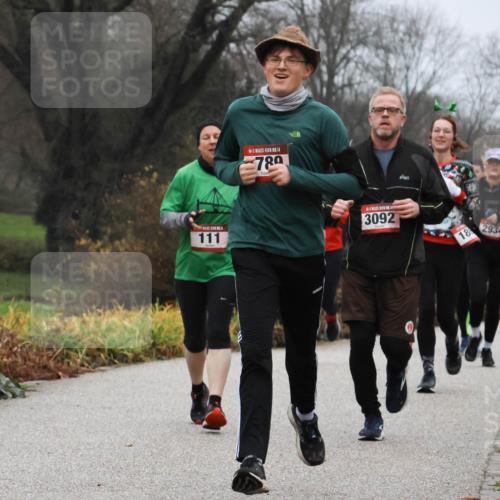 08.12.2024 - St. Pauli X-Mass-Run No. 14 Strokosch-Dieckow http://msf.ph/oto/7501705 08.12.2024 09:49:14 Laufen 111, 14, 789, 3092, 18, 832, 2934 meine-sportfotos.de