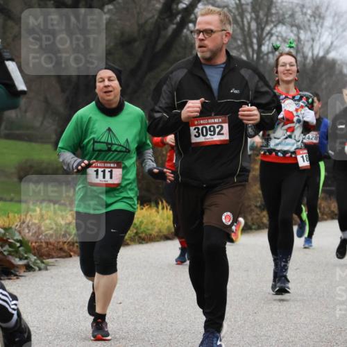 08.12.2024 - St. Pauli X-Mass-Run No. 14 Strokosch-Dieckow http://msf.ph/oto/7501714 08.12.2024 09:49:15 Laufen 14, 111, 14, 3092, 2428, 1819, 18, 832, 2934 meine-sportfotos.de