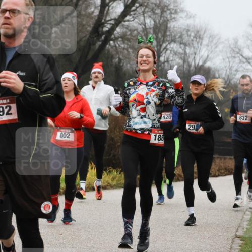 08.12.2024 - St. Pauli X-Mass-Run No. 14 Strokosch-Dieckow http://msf.ph/oto/7501717 08.12.2024 09:49:16 Laufen 14, 3092, 802, 428, 186, 29, 832, 2944 meine-sportfotos.de
