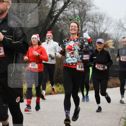 08.12.2024 - St. Pauli X-Mass-Run No. 14 Strokosch-Dieckow http://msf.ph/oto/7501719 08.12.2024 09:49:16 Laufen 3092, 2428, 802, 186, 2934, 832, 2044 meine-sportfotos.de