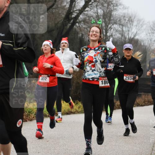 08.12.2024 - St. Pauli X-Mass-Run No. 14 Strokosch-Dieckow http://msf.ph/oto/7501722 08.12.2024 09:49:17 Laufen 14, 3092, 802, 242, 186, 2934, 832, 2947 meine-sportfotos.de