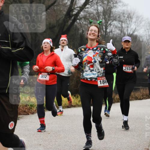 08.12.2024 - St. Pauli X-Mass-Run No. 14 Strokosch-Dieckow http://msf.ph/oto/7501724 08.12.2024 09:49:17 Laufen 3092, 802, 186, 2934, 832 meine-sportfotos.de