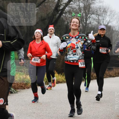 08.12.2024 - St. Pauli X-Mass-Run No. 14 Strokosch-Dieckow http://msf.ph/oto/7501725 08.12.2024 09:49:17 Laufen 3092, 802, 106, 186, 2934, 832, 2944 meine-sportfotos.de