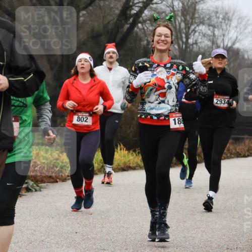 08.12.2024 - St. Pauli X-Mass-Run No. 14 Strokosch-Dieckow http://msf.ph/oto/7501729 08.12.2024 09:49:17 Laufen 14, 3092, 802, 186, 2934, 832, 2944 meine-sportfotos.de