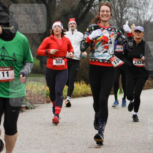 08.12.2024 - St. Pauli X-Mass-Run No. 14 Strokosch-Dieckow http://msf.ph/oto/7501734 08.12.2024 09:49:17 Laufen 092, 111, 802, 2428, 18, 2934, 832 meine-sportfotos.de