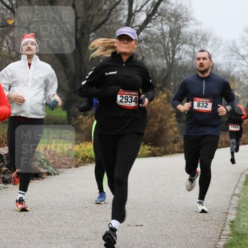 08.12.2024 - St. Pauli X-Mass-Run No. 14 Strokosch-Dieckow http://msf.ph/oto/7501747 08.12.2024 09:49:19 Laufen 802, 14, 2934, 832, 3202, 2944 meine-sportfotos.de