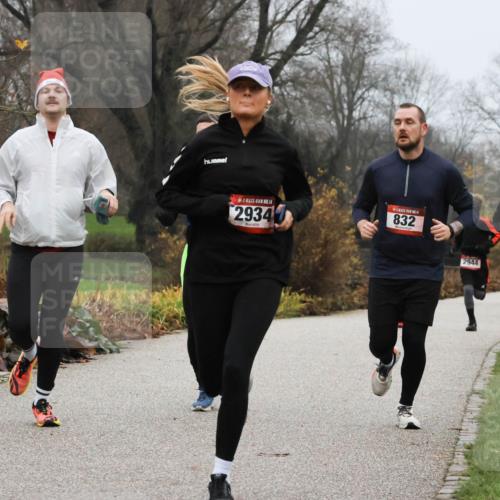 08.12.2024 - St. Pauli X-Mass-Run No. 14 Strokosch-Dieckow http://msf.ph/oto/7501750 08.12.2024 09:49:19 Laufen 1, 802, 14, 2934, 1, 832, 2944, 1202 meine-sportfotos.de